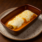 Canelón de atún rojo encebollado con salsa de marisco.