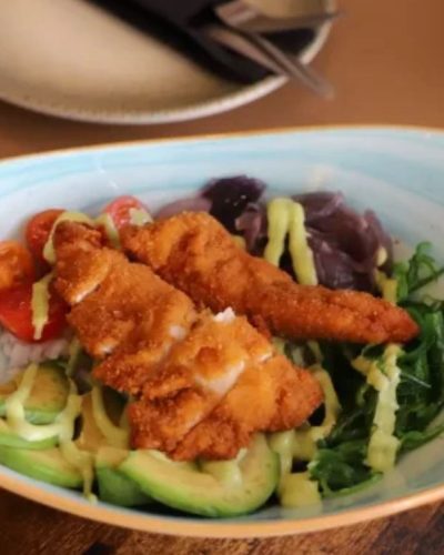 Poke de pollo crujiente