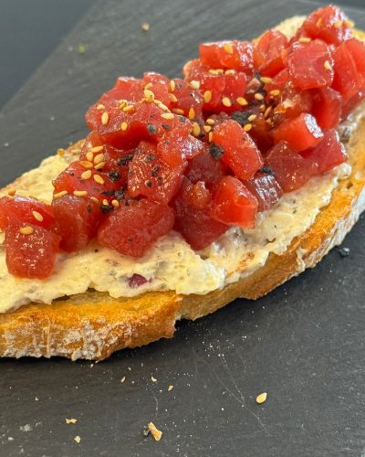 Tosta de ensaladilla trufada con atún rojo