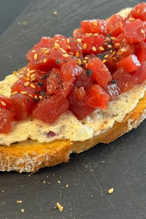 Tosta de ensaladilla trufada con atún rojo